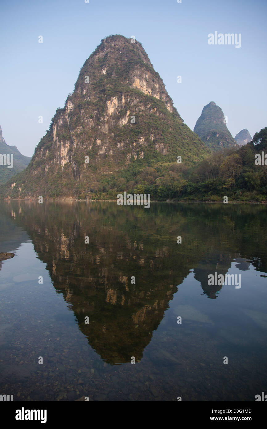 Cina Guangxi Yangshuo, il fiume Li riflessioni Foto Stock
