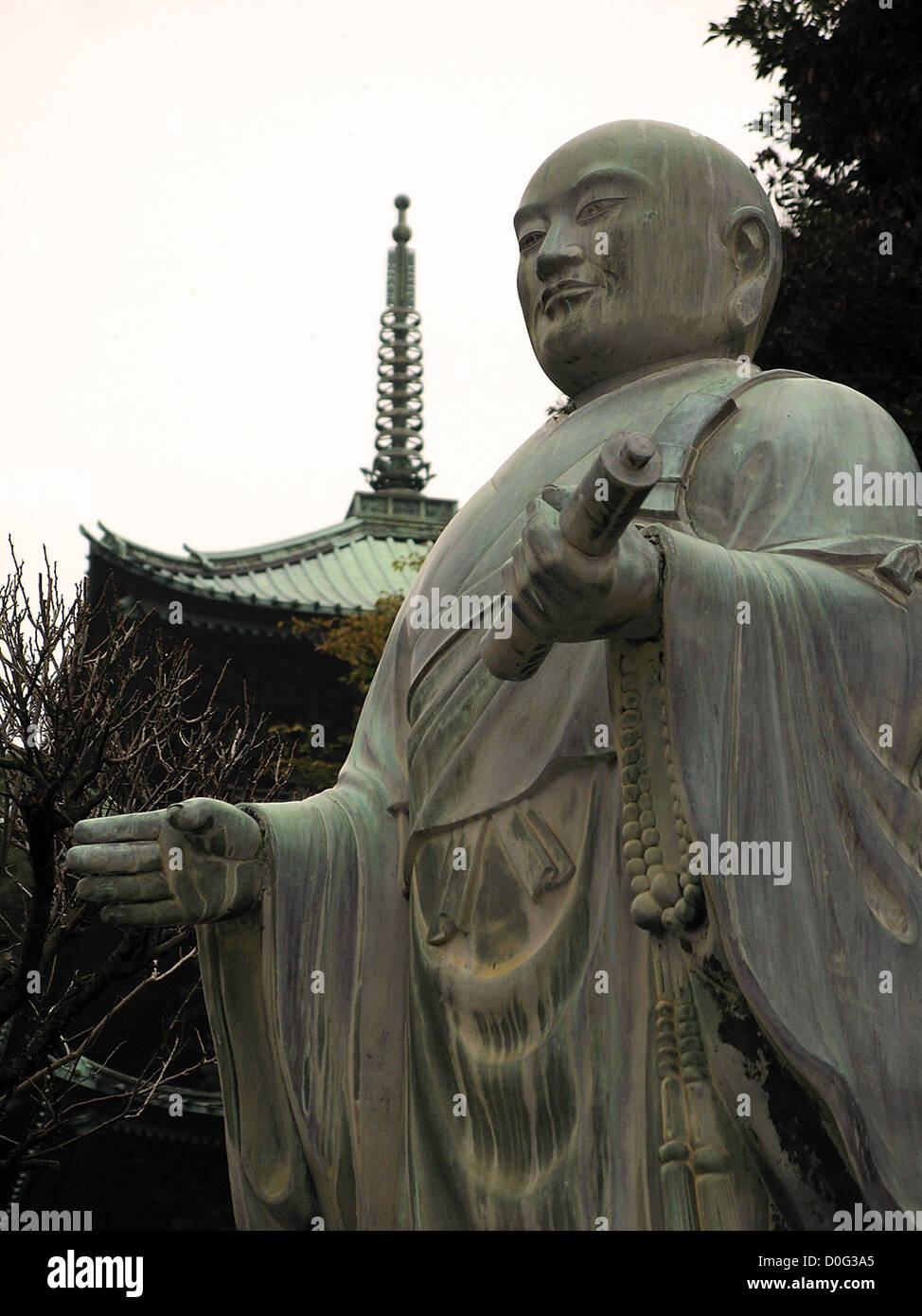 Ryūkō-ji: la pagoda a cinque piani e la statua di Nichiren. Il tempio è in Fujisawa, nella prefettura di Kanagawa, Giappone Foto Stock