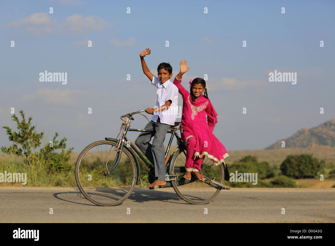 Indian un ragazzo e una ragazza, di sgombrare una bicicletta Andhra Pradesh in India del Sud Foto Stock