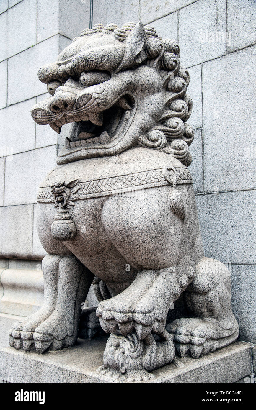 Custode cinese Lion si trova all' ingresso della Banca di Cina Edificio, Hong Kong, Cina Foto Stock