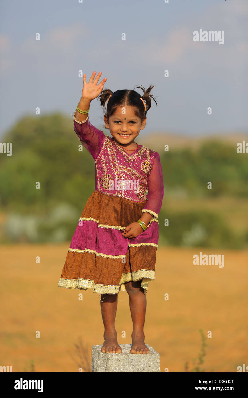 Giovane ragazza indiana salutando Andhra Pradesh in India del Sud Foto Stock