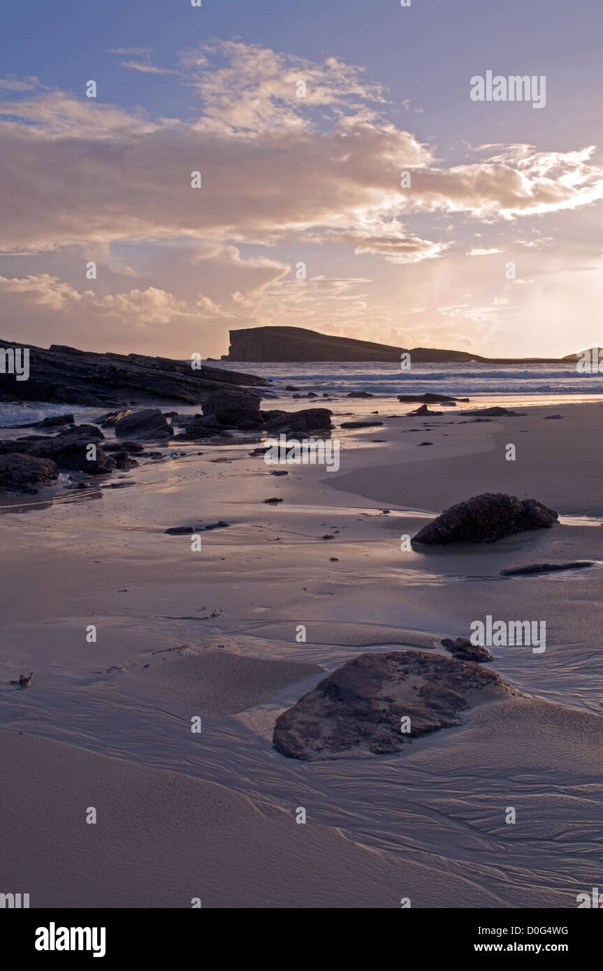Marea di declino, sera, Oldshoremore beach, vicino Kinlochbervie, Sutherland, Northwest Highlands, Scotland, Regno Unito Foto Stock