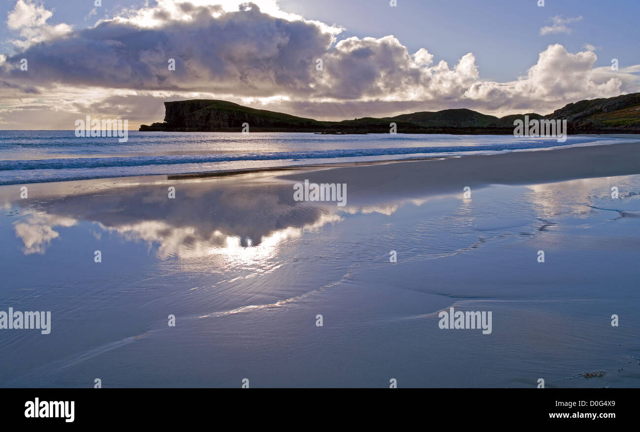 Sky riflessa nella sabbia bagnata, sera, Oldshoremore beach, vicino Kinlochbervie, Sutherland, Northwest Highlands, Scotland, Regno Unito Foto Stock