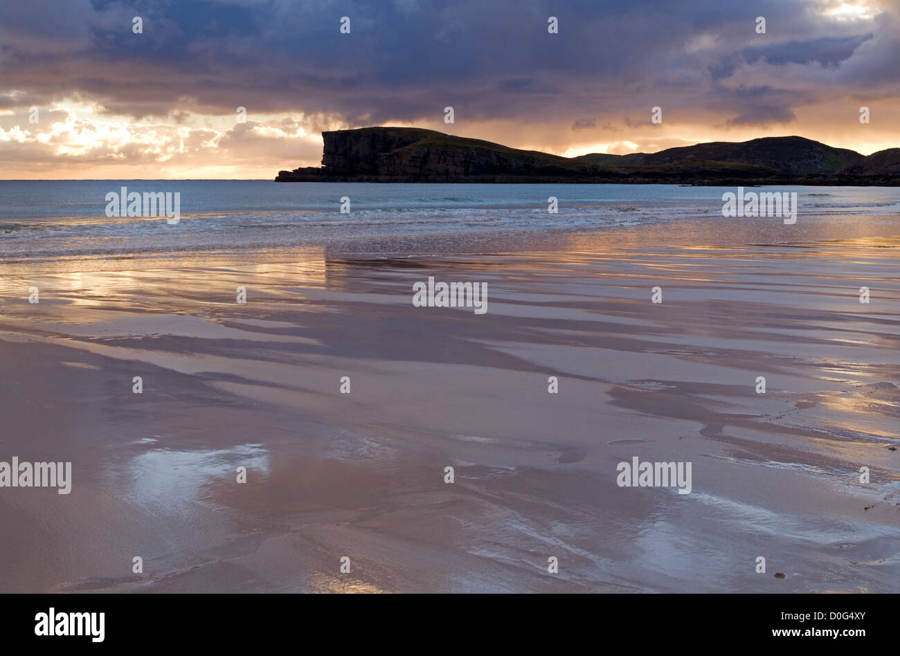 Sky riflessa nella sabbia bagnata, sera, Oldshoremore spiaggia vicino Kinlochbervie, Northwest Sutherland, Highlands scozzesi, Scotland Regno Unito Foto Stock