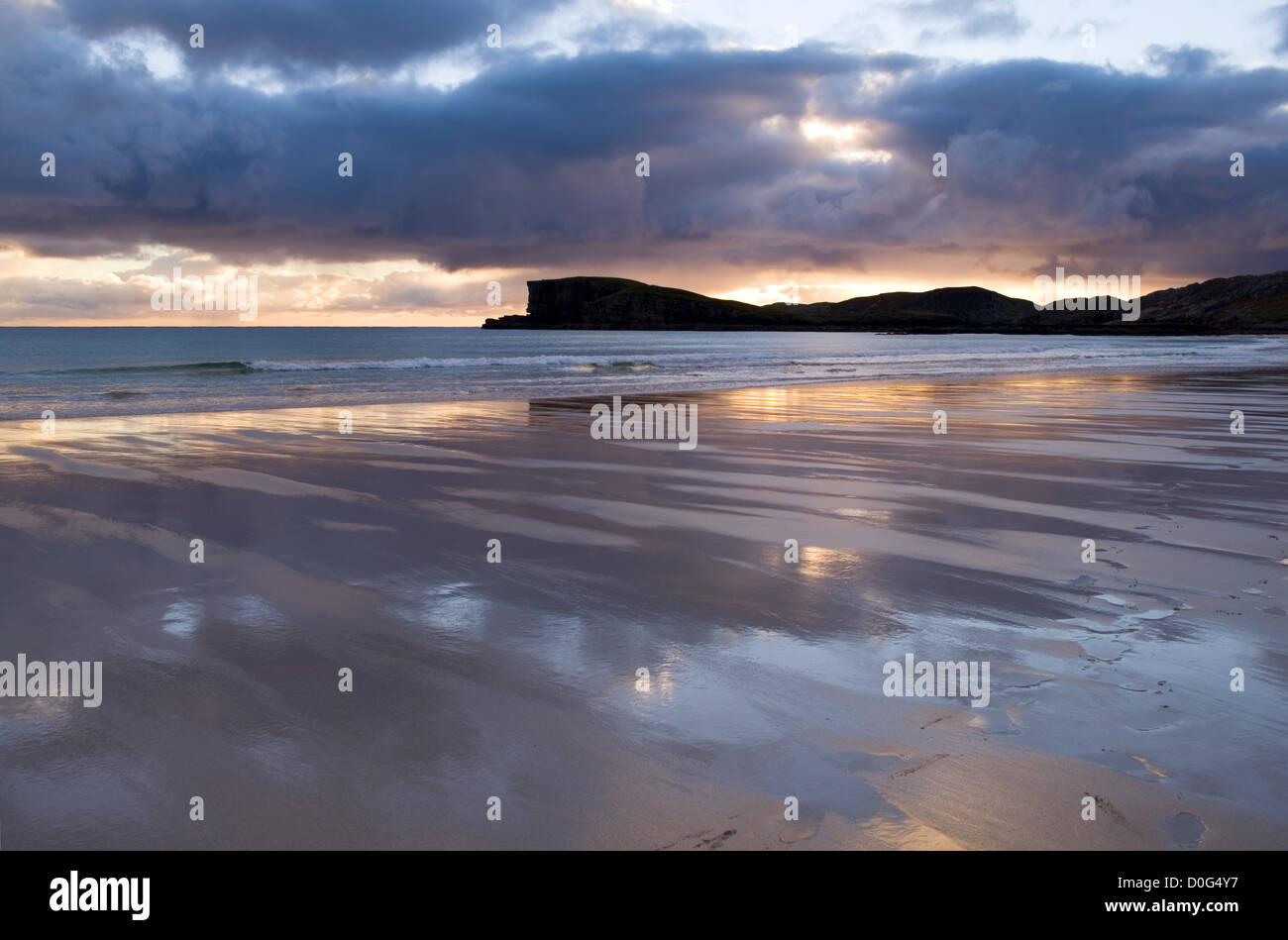 Sky riflessa nella sabbia bagnata, sera, Oldshoremore spiaggia vicino Kinlochbervie, Northwest Sutherland, Highlands scozzesi, Scotland Regno Unito Foto Stock