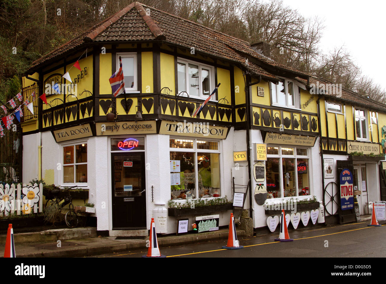 Sale da tè caffè e ristorante in Cheddar Gorge pronto per i clienti ad arrivare, novembre 2012, il tempo di heavy rain e inondazioni Foto Stock