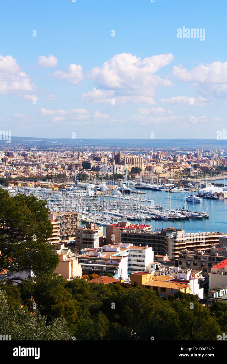 Palma de Mallorca cityscape con edifici e mare Foto Stock