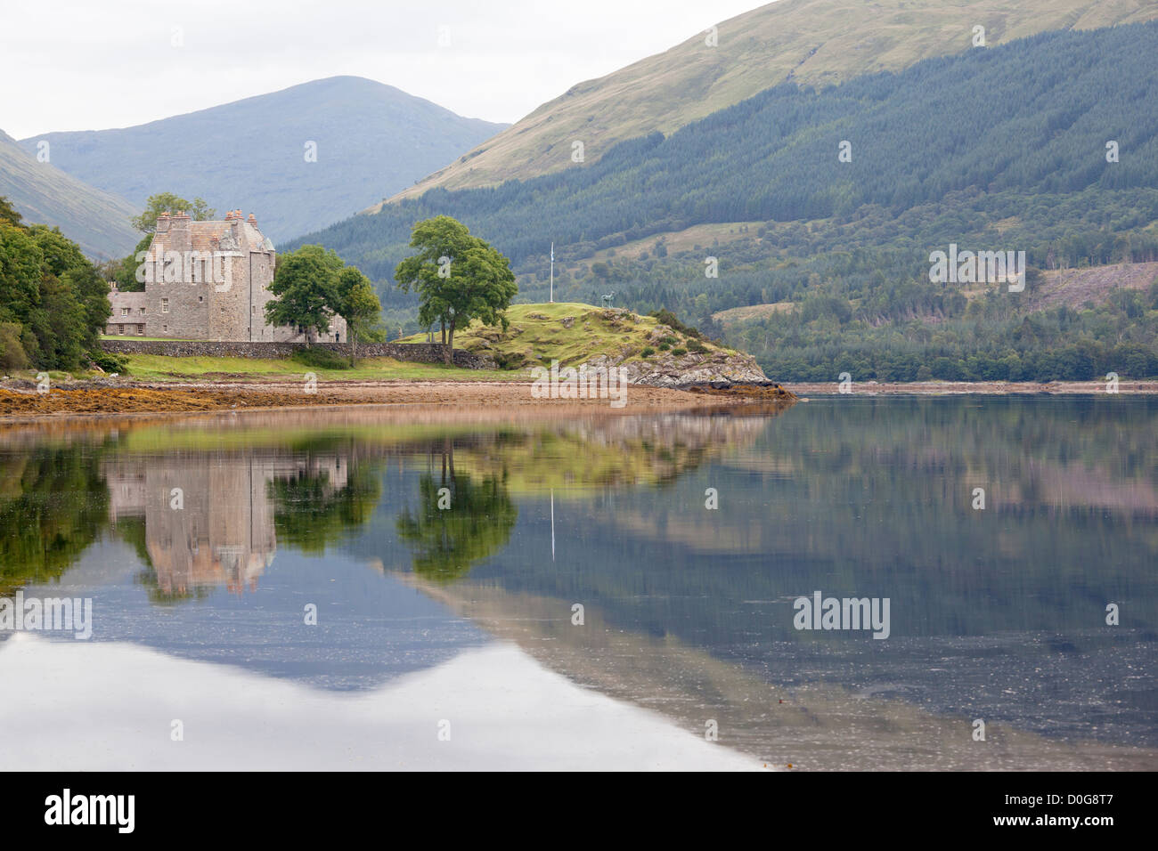 Il castello di Dunderave sulle sponde del Loch Fyne vicino a Inveraray, Argyll, Scozia. Foto Stock