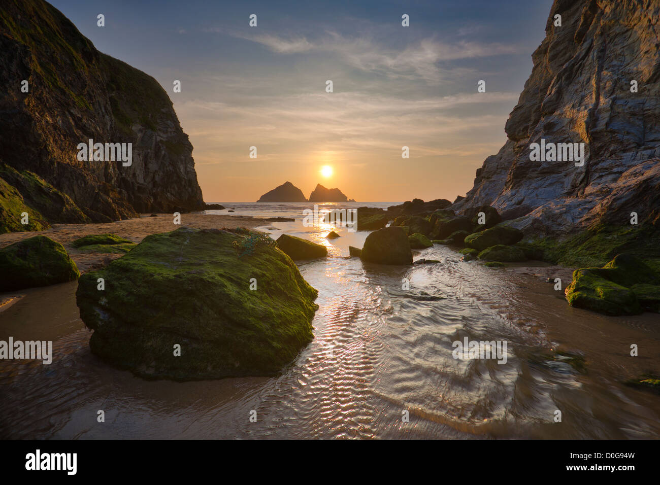 La vista di rocce di Gabbiano da Holywell Bay o Porth scherzo al tramonto. Holywell Bay vicino a Newquay, North Cornwall, Regno Unito Foto Stock