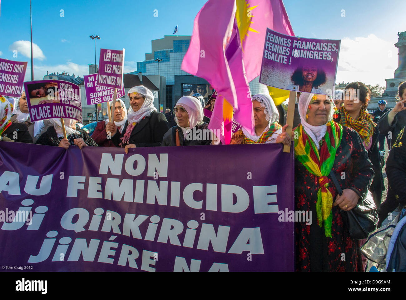 Parigi, Francia, diversi gruppi di protesta femminista hanno tenuto un 8 marzo contro la violenza verso le donne, giornata internazionale dei diritti delle donne, donne curde Foto Stock
