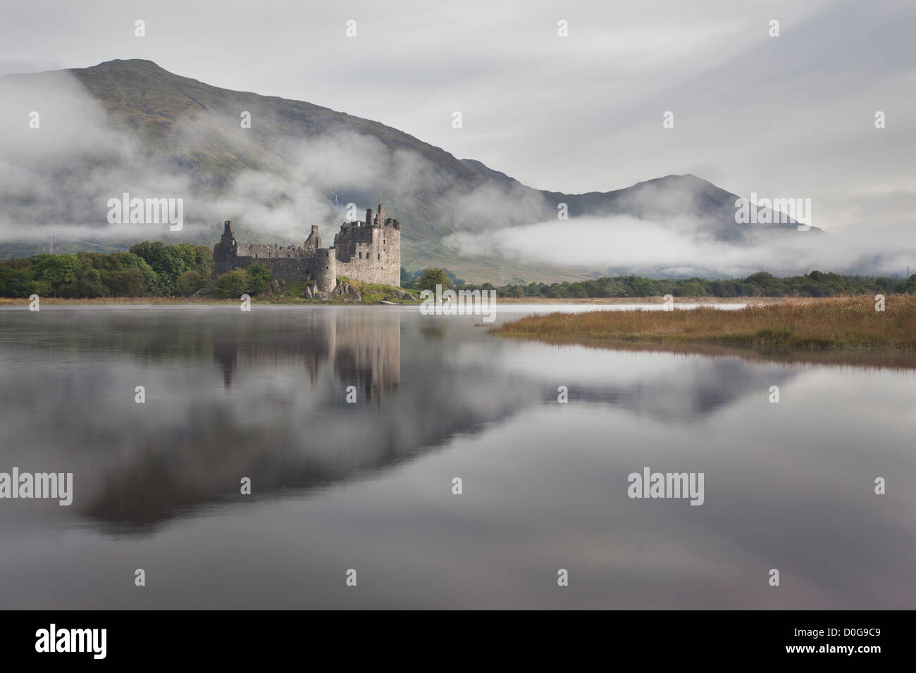 Nebbia avvolta Kilchurn Castle visualizzati sul Loch Awe, Argyll, Highlands, Scotland, Regno Unito Foto Stock