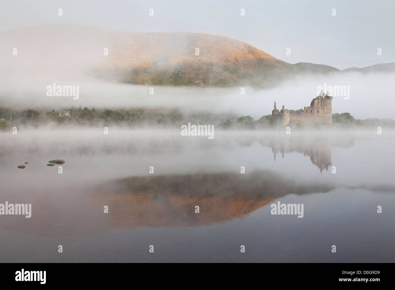 Kilchurn Castle visto attraverso la Foschia sopra Loch Awe, Argyll and Bute, le Highlands, Scotland, Regno Unito Foto Stock