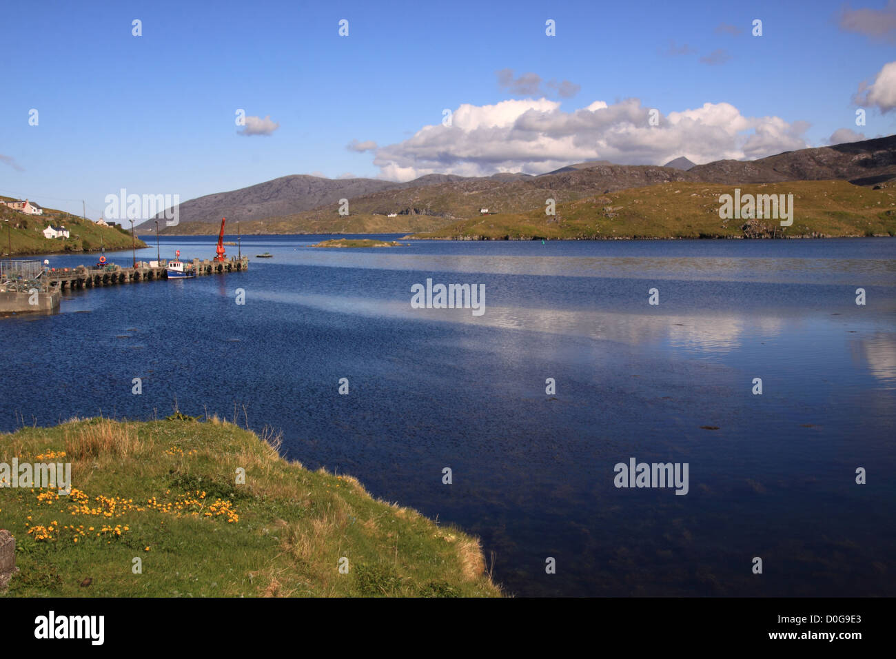 Regno Unito Scozia Western Isles Ebridi Esterne Isle of Harris dall'isola di Scalpay Foto Stock