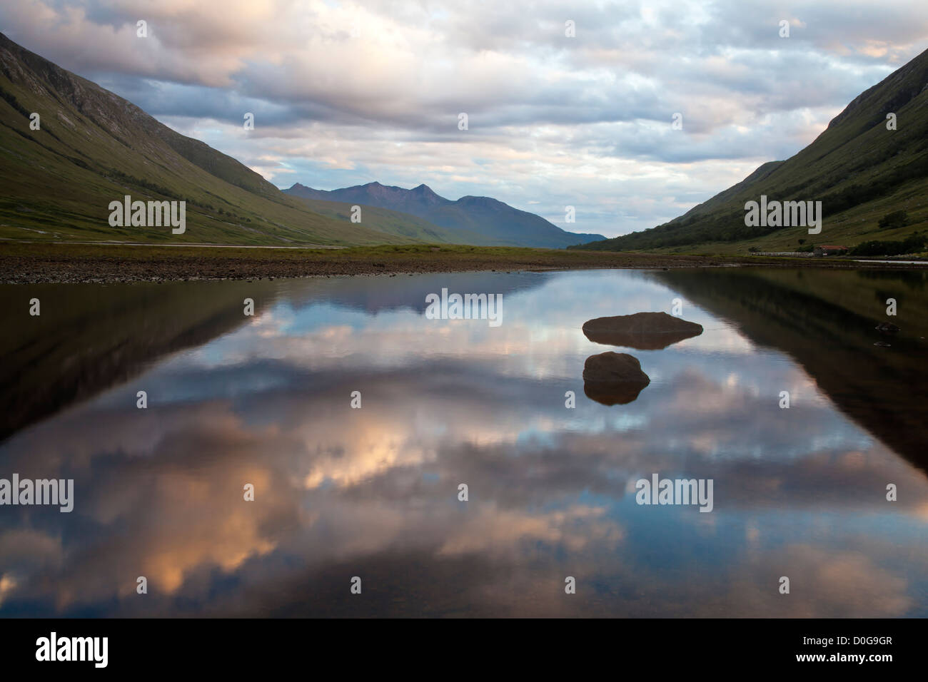 Nuvoloso Tramonto riflesso sulla superficie calma del Loch Etive a Glencoe, Lochaber nelle Highlands scozzesi, Scotland, Regno Unito Foto Stock