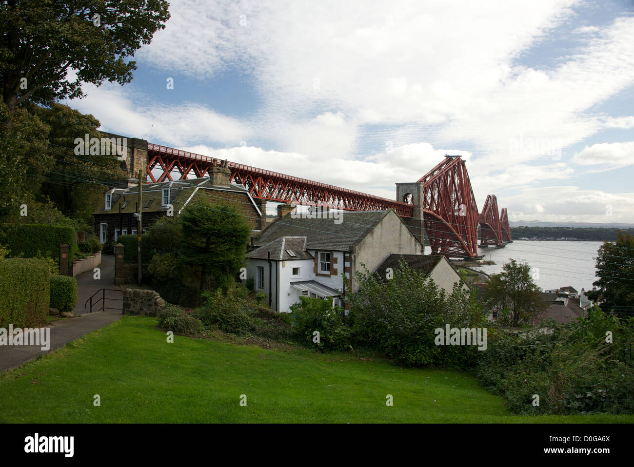 Forth Bridge. Il ponte ferroviario sul Firth of Forth nei pressi di Edimburgo fa parte della linea principale tra Londra e la Scozia Foto Stock