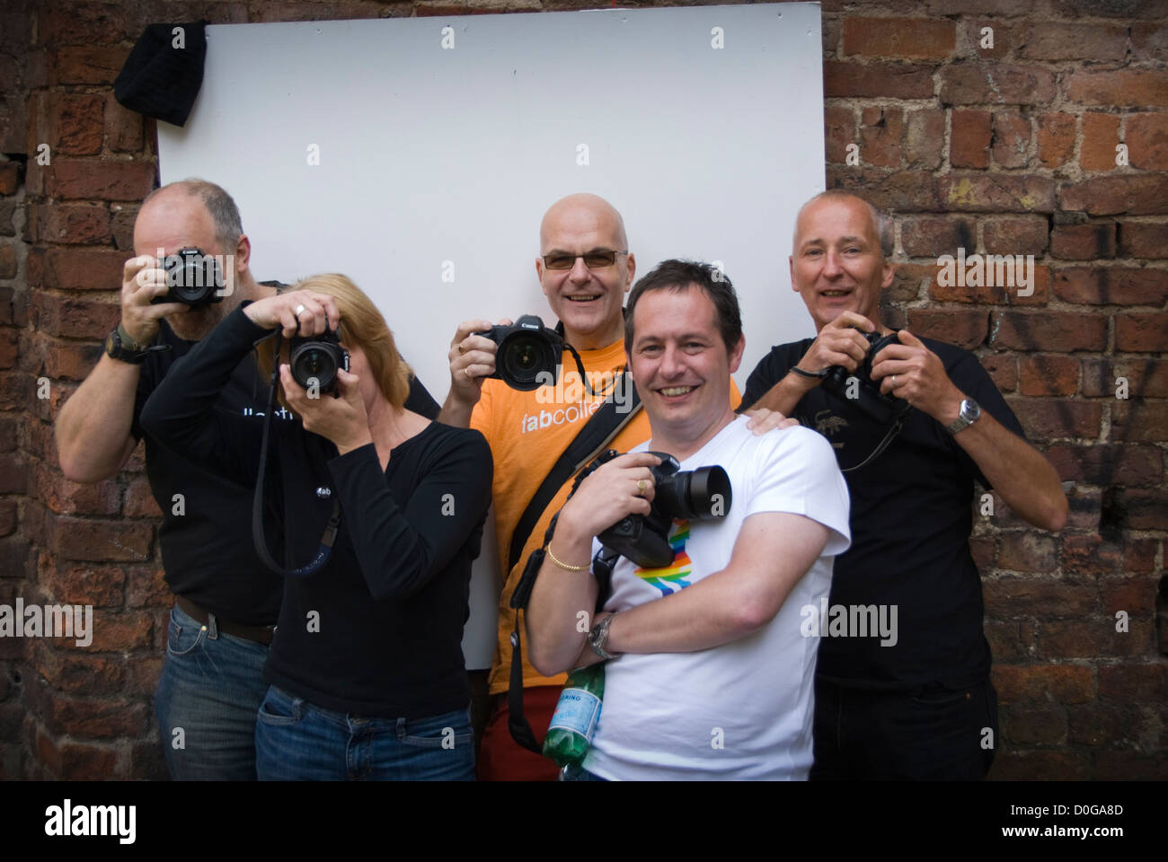 Gruppo di fotografi per hobby in posa con la loro fotocamera in Inghilterra Foto Stock