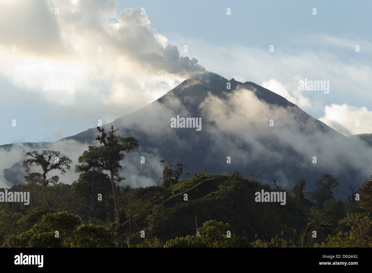 Reventador è un attivo stratovulcano che giace nelle Ande orientali dell Ecuador Foto Stock