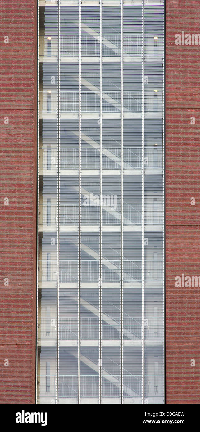 Lato di un edificio moderno con completamente visibile della tromba delle scale Foto Stock