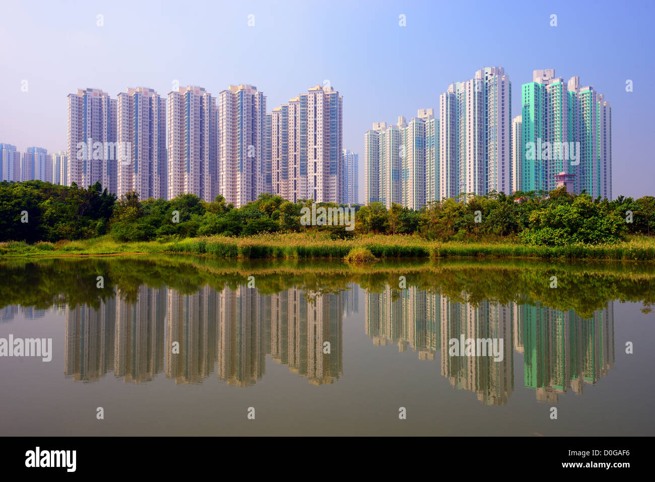 Alto edificio di appartamenti al di sopra del Parco delle Paludi di Hong Kong, Cina. Foto Stock