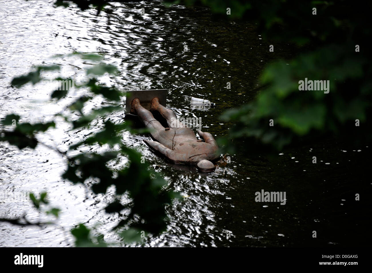 Antony Gormley statua sull'acqua di Leith, Edimburgo. "6 Tempi' da Gormley corre dal National Gallery of Scotland di Leith Foto Stock