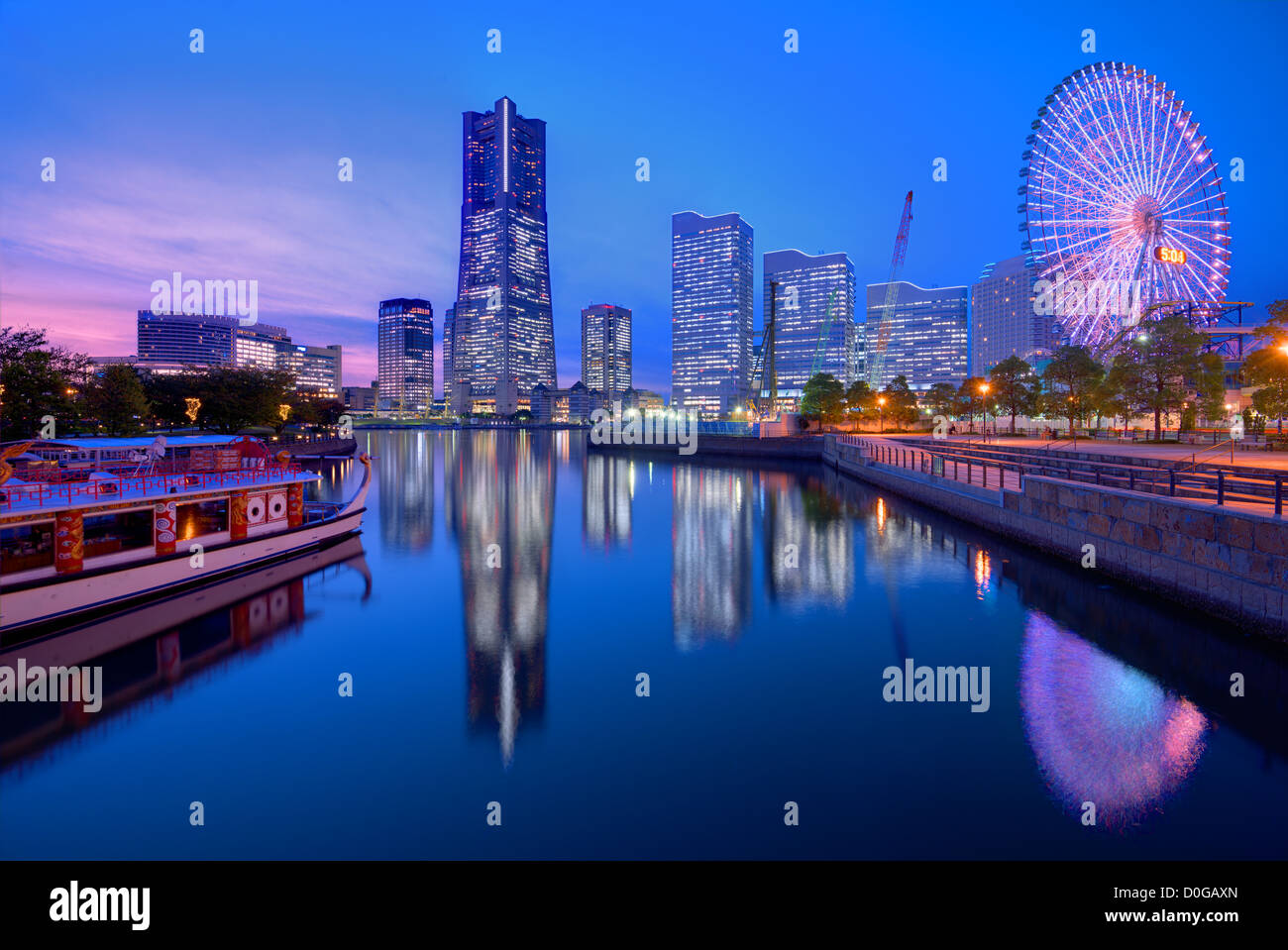 Skyline di Yokohama, Giappone a Minato-mirai bay. Foto Stock