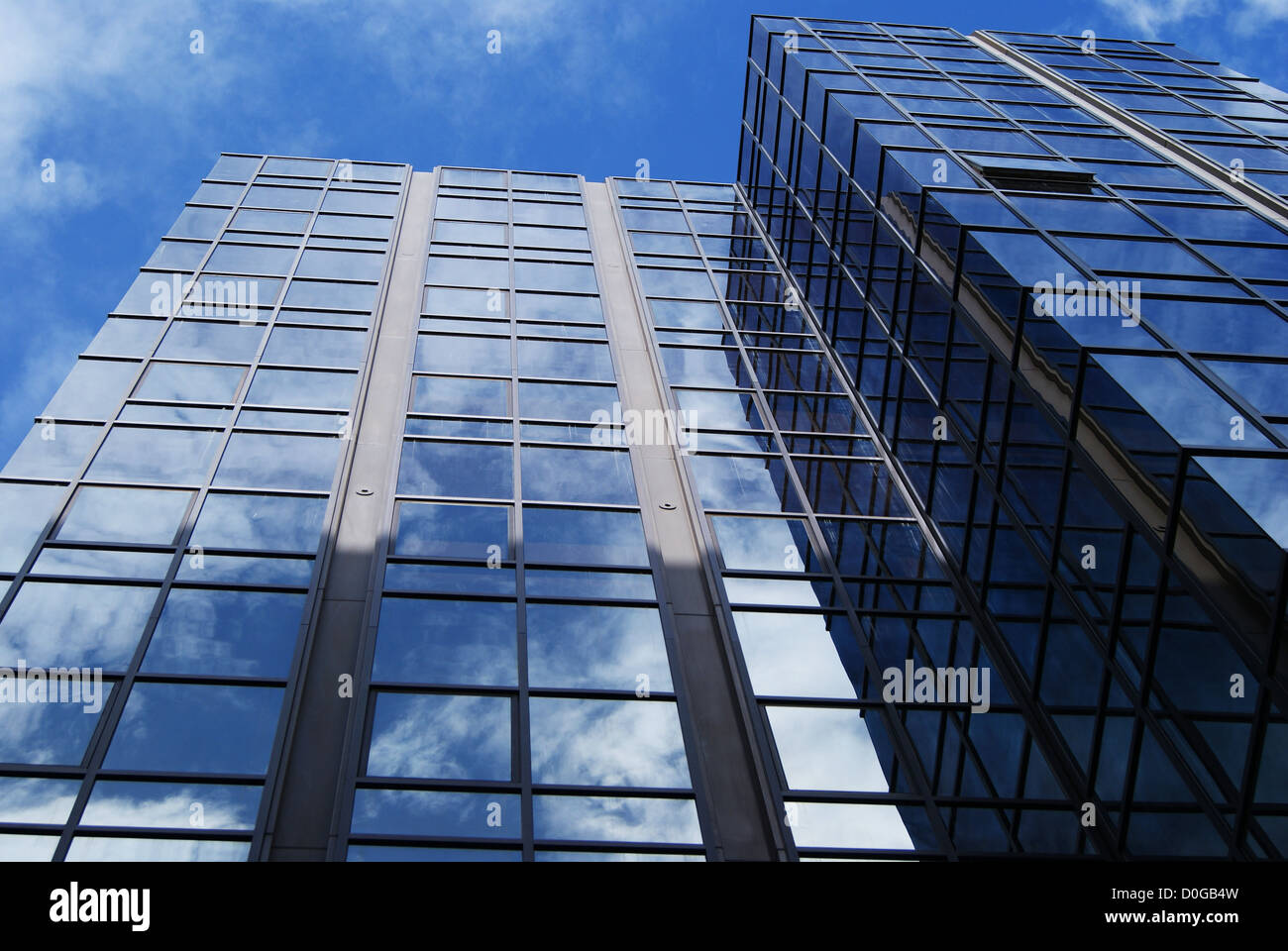 Tall Ufficio finanziario blocco con l'azzurro del cielo Foto Stock