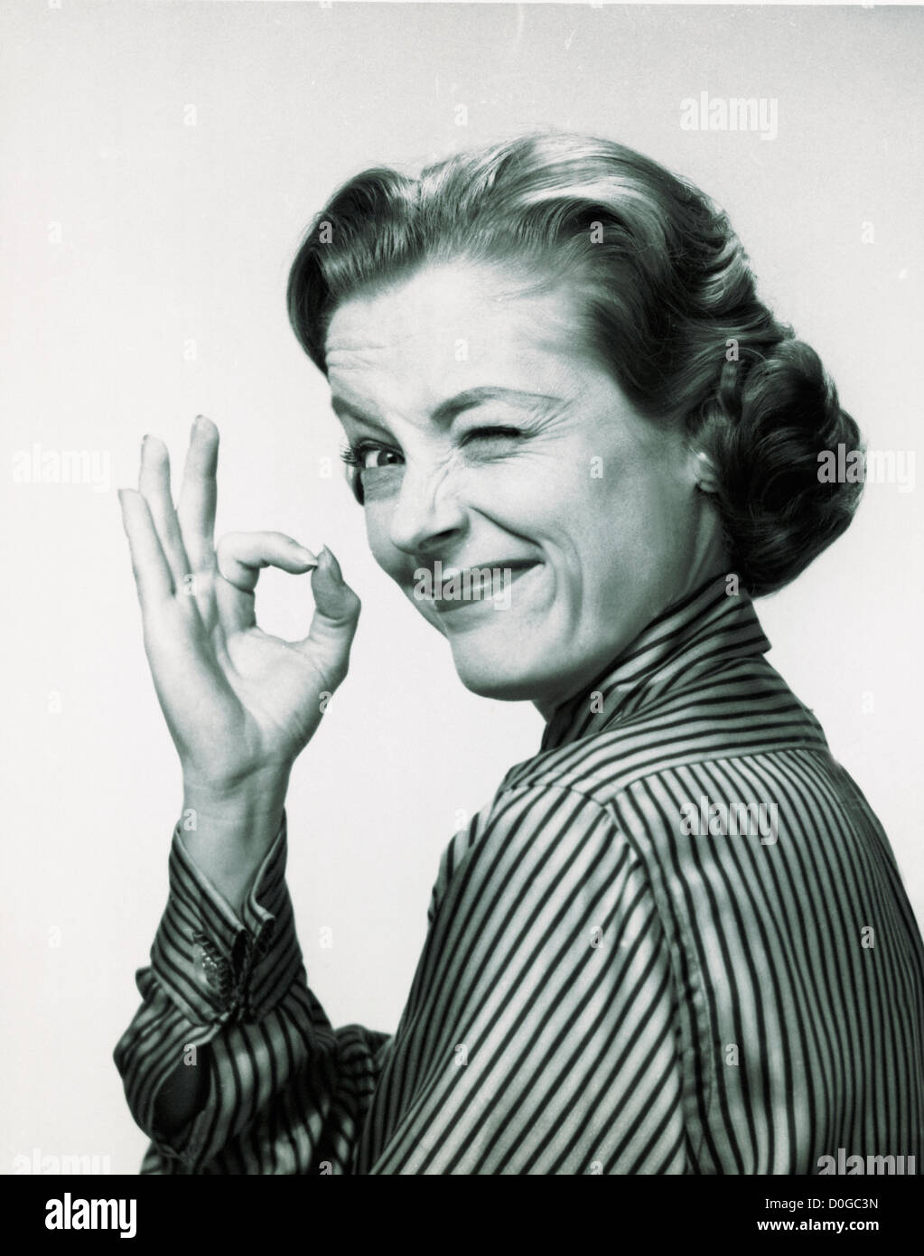 Donna che fa il gesto corretto Foto Stock