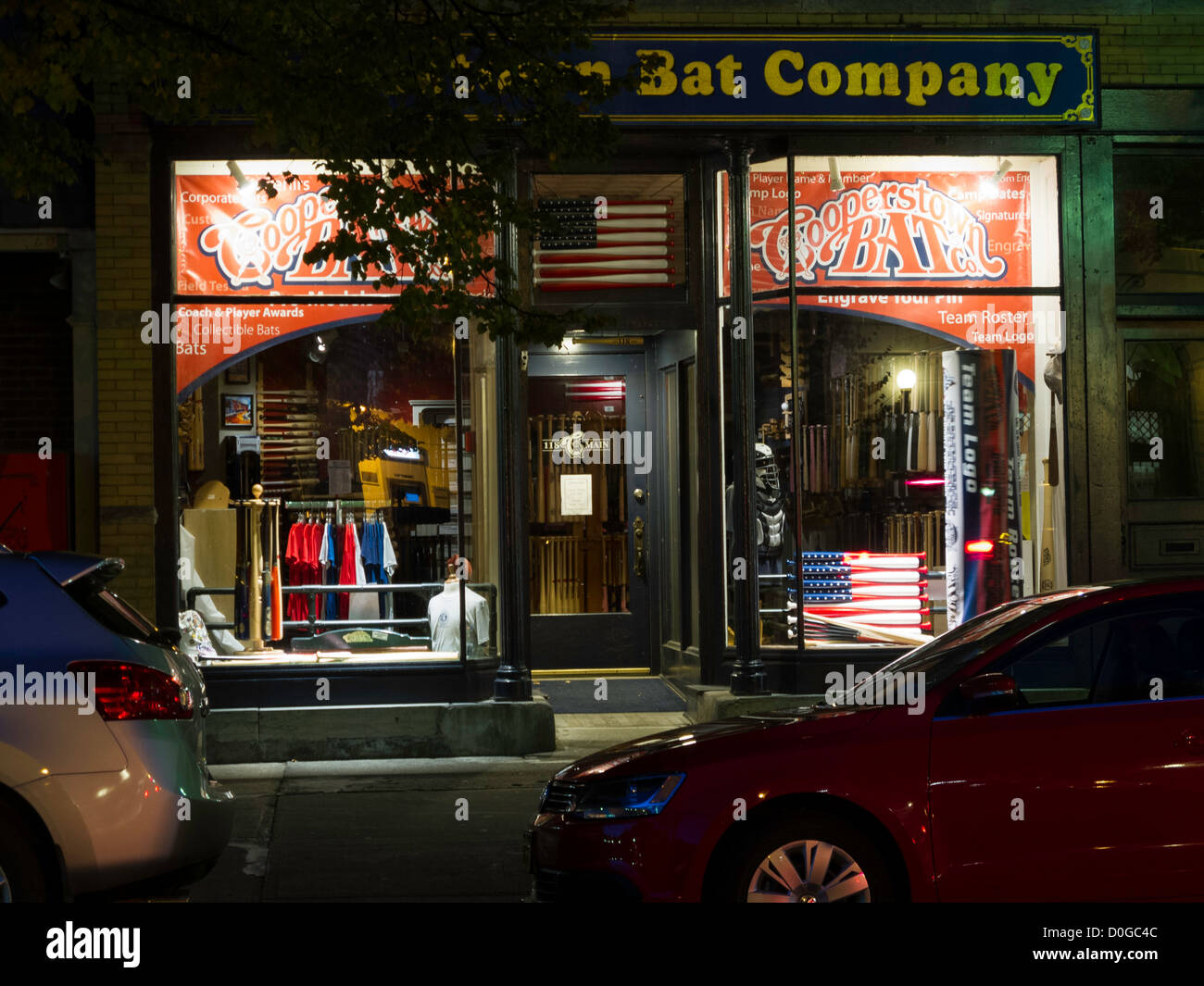 Cooperstown Bat Azienda finestre durante la notte, Main Street, Cooperstown, New York, Stati Uniti d'America Foto Stock