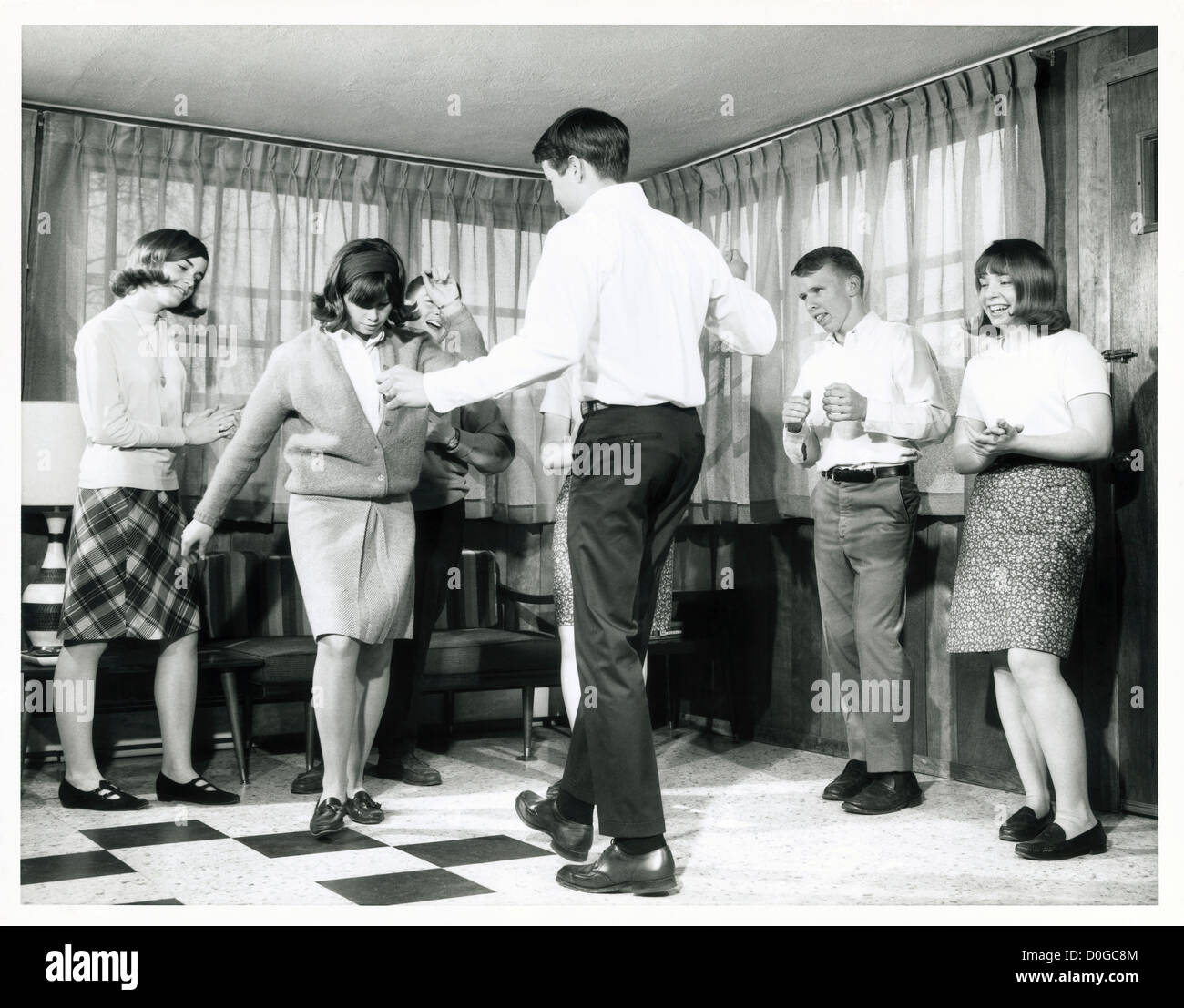 Gli adolescenti dancing Foto Stock