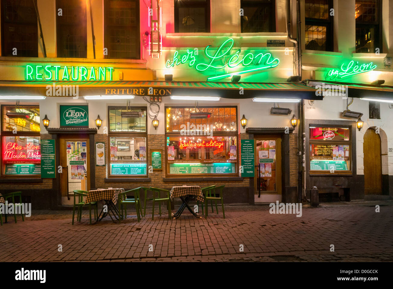 Belga famoso le cozze e le patatine ristorante Chez Léon, Leon, Rue des Bouchers Bruxelles. Friture tradizionale e moules frites. Foto Stock