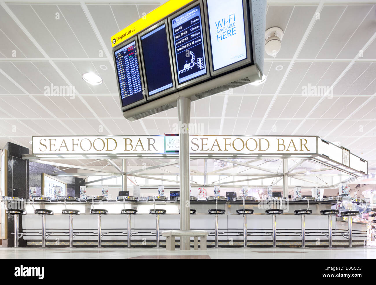 Gatwick Sala Partenze del Terminal Nord di Caviar House & Prunier Seafood Bar con partenze display e WIFI WIFI disponibile sign Foto Stock