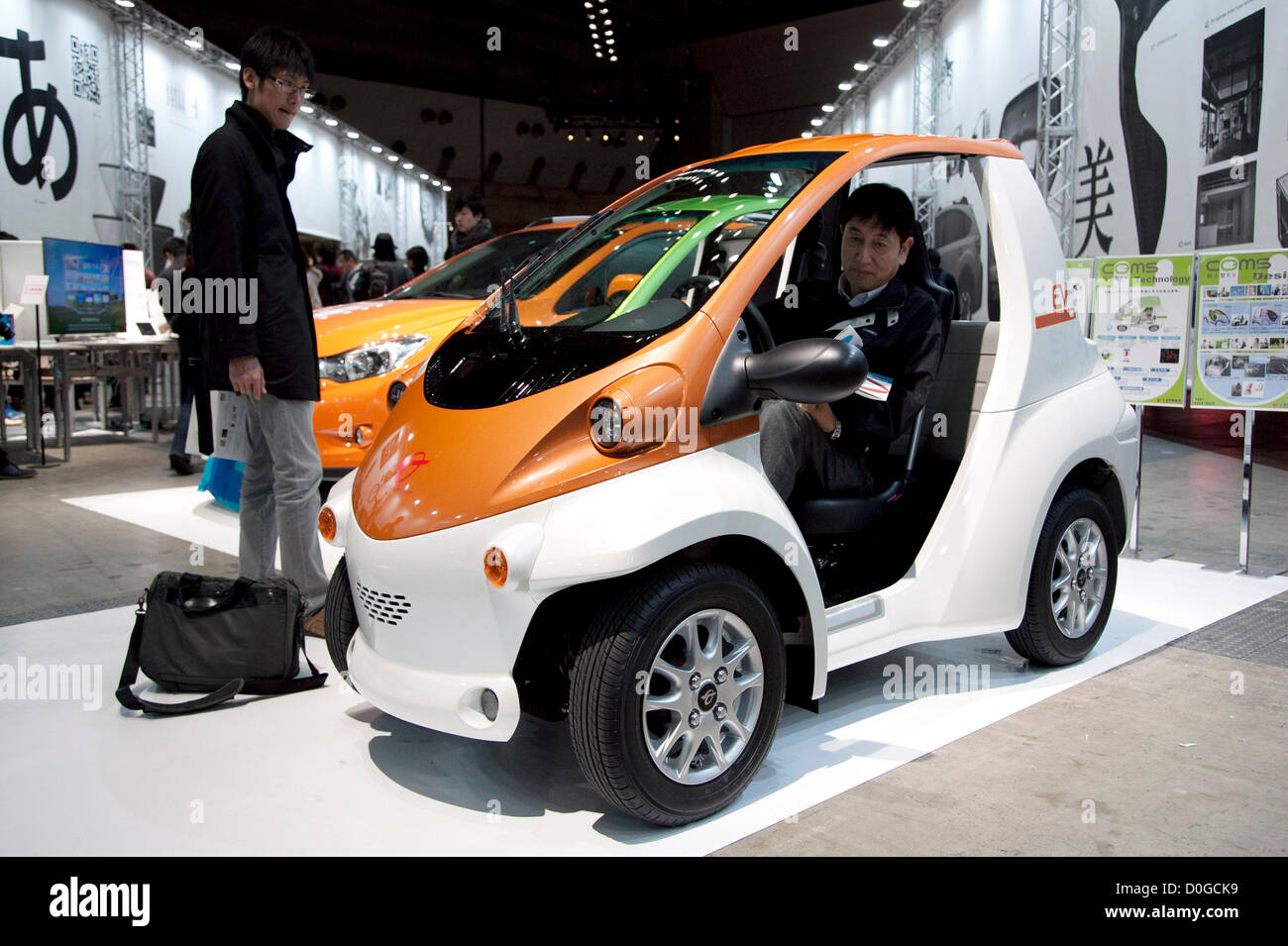 Novembre 25, 2012, Tokyo, Giappone - un uomo cerca il veicolo elettrico B-Com da Toyota. Good Design Award 2012 visualizza 1.180 buoni disegni selezionati prodotti di architettura, i supporti di comunicazione e servizi prodotti utilizzati per la società. Il tema di questo anno è "la bellezza e la facilità di utilizzo e alla nuova categoria "Good Design migliori 100' seleziona user-friendly di prodotti con un buon design. La mostra si terrà dal 23 novembre al 25 presso il Tokyo Big Sight. (Foto di Rodrigo Reyes Marin/AFLO) Foto Stock