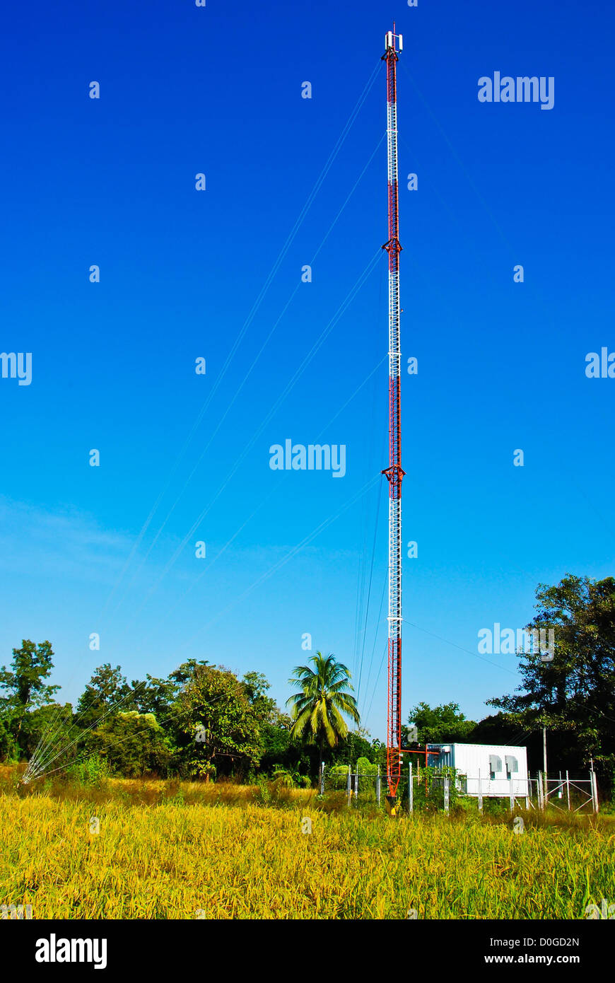 Torre delle telecomunicazioni e cielo blu Foto Stock