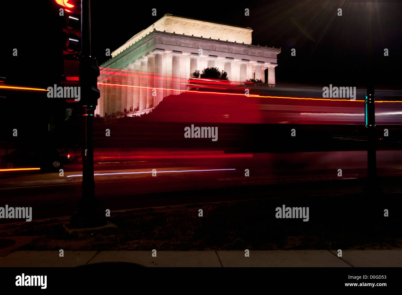 Un autobus si muove velocemente oltre il Lincoln Memorial a Washington DC Foto Stock