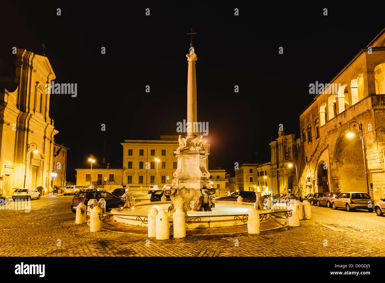 Piazza Cavour e Palazzo dei Priori illuminata di notte. La città di Tarquinia, Italia Foto Stock