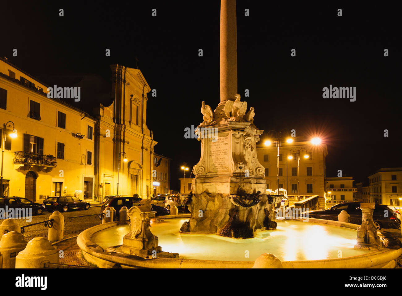 Piazza Cavour illuminata di notte. La città di Tarquinia, Italia Foto Stock