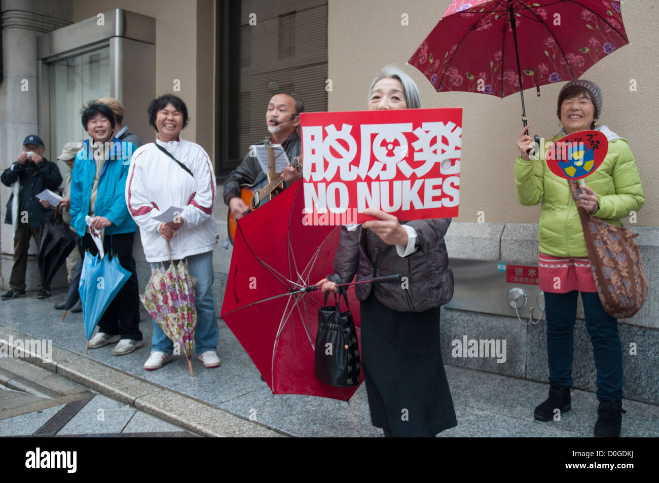 Anti-nucleare manifestanti dimostrando nel centro di Kyoto, Giappone Foto Stock