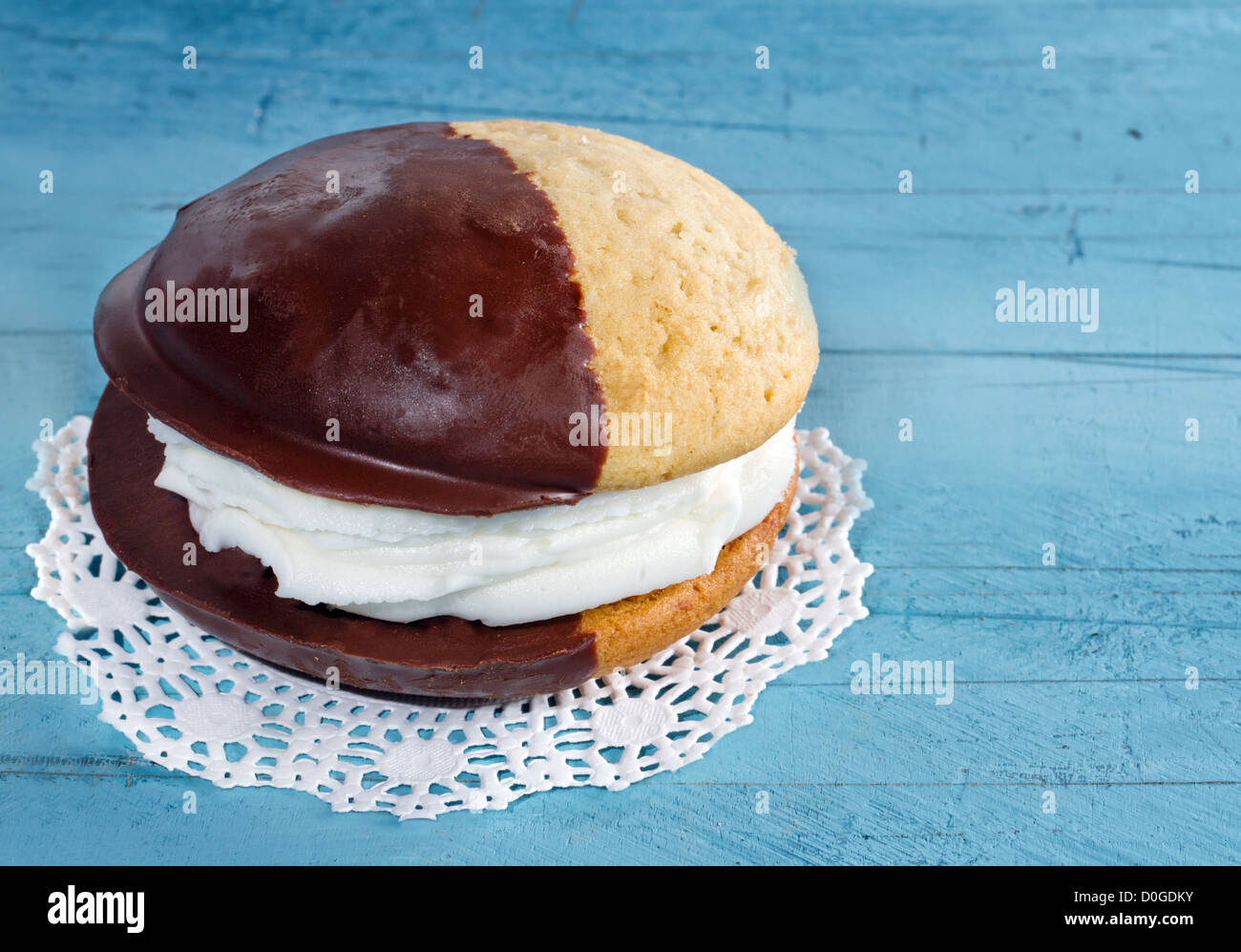 Whoopie cioccolato torta rustica blu sullo sfondo di legno Foto Stock