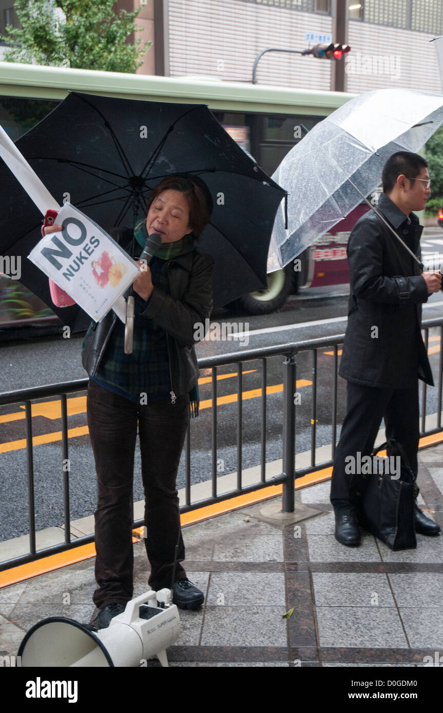 Anti-nucleare manifestanti dimostrando nel centro di Kyoto, Giappone Foto Stock