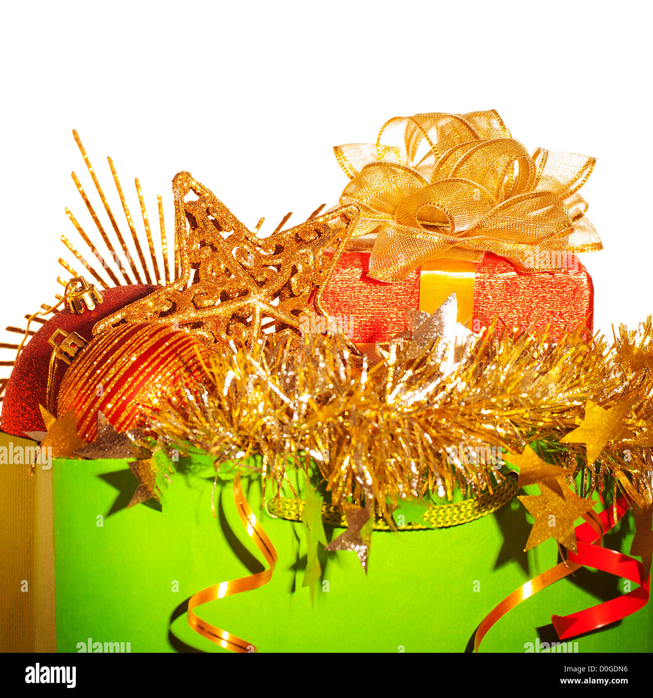 Immagine della carta verde borsa con Natale roba isolati su sfondo bianco, vacanza diversa decorazione in shopping bag, Foto Stock