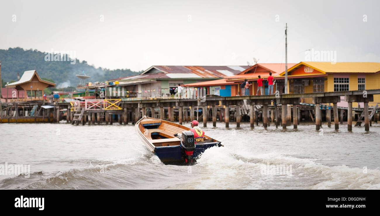 Il motoscafo e il villaggio d'acqua, Brunei Foto Stock