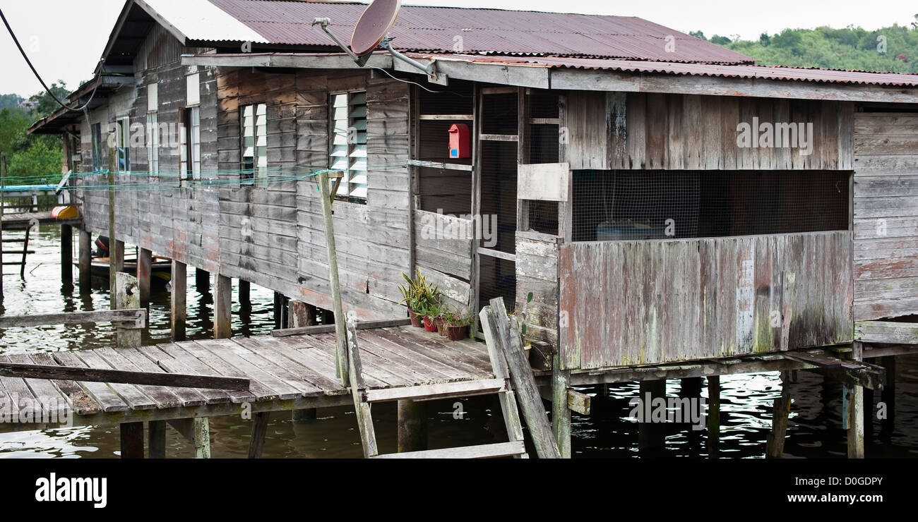 Una casa diroccata nel villaggio galleggiante, Brunei Foto Stock