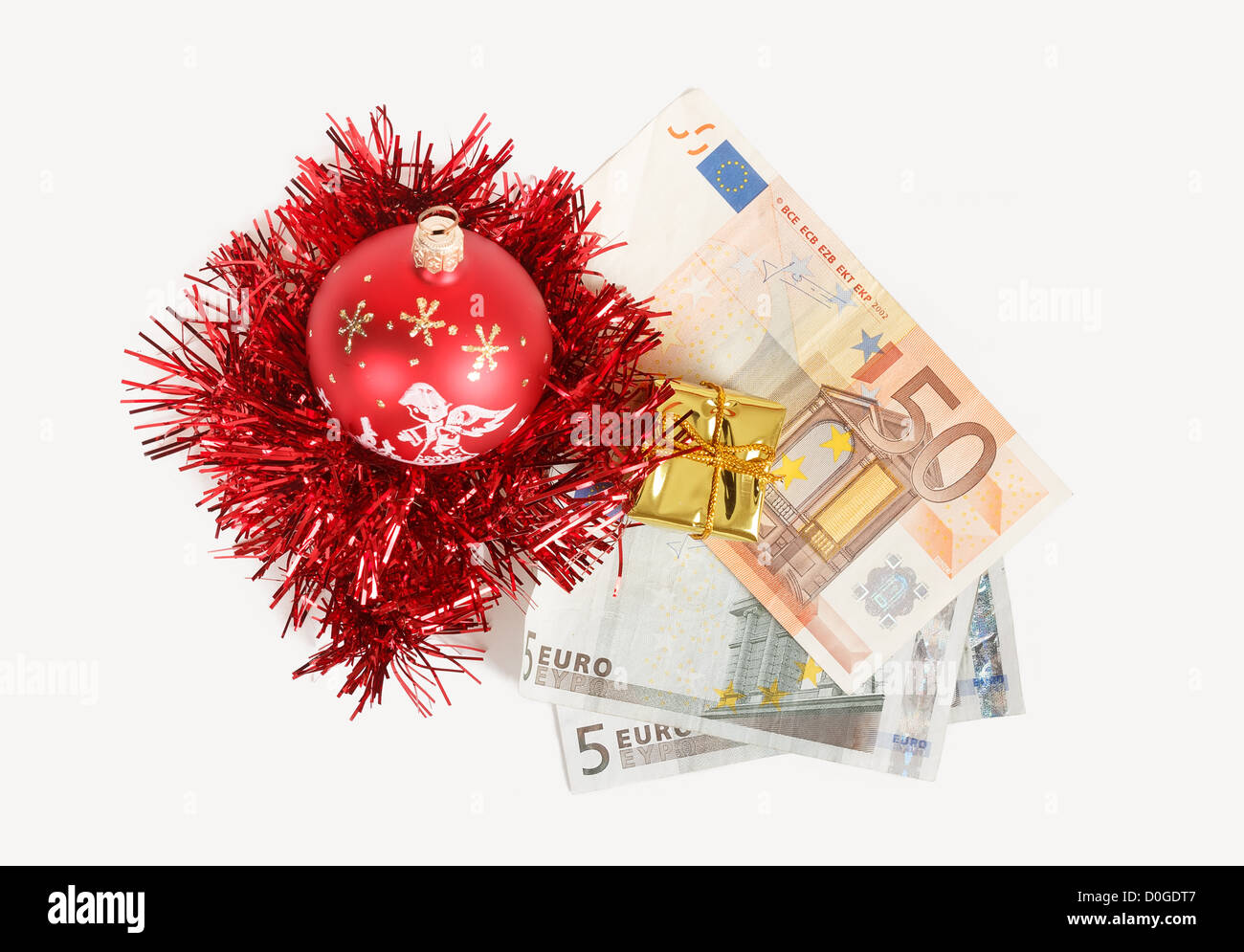 Concetto di denaro con le banconote in euro per i regali di natale su sfondo bianco Foto Stock