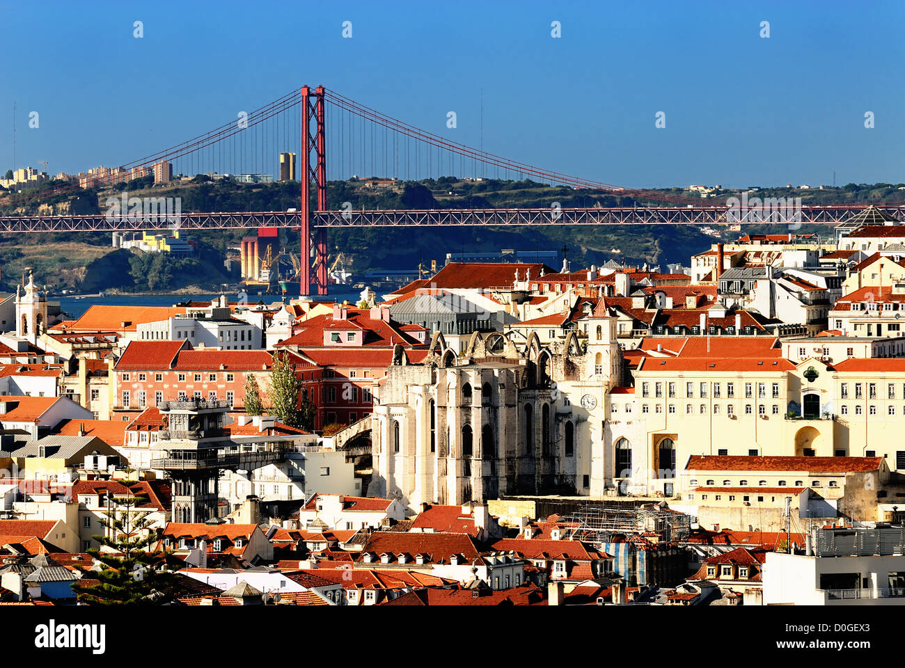 Bird view del centro di Lisbona con case colorate e tetti di colore arancione Foto Stock