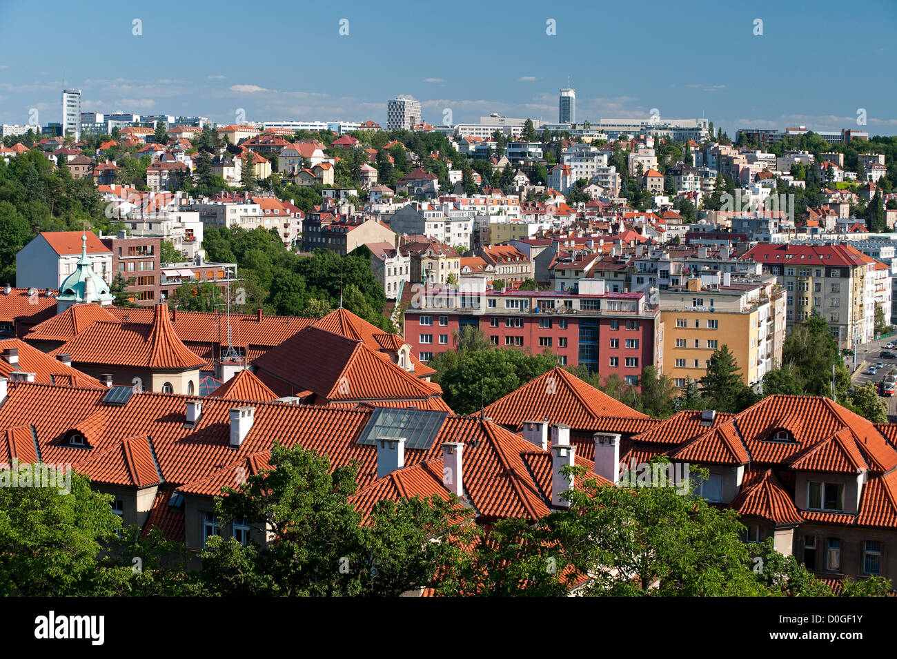 Praga - Podoli trimestre con tetti rossi dell'Istituto per la cura della madre e del bambino Foto Stock