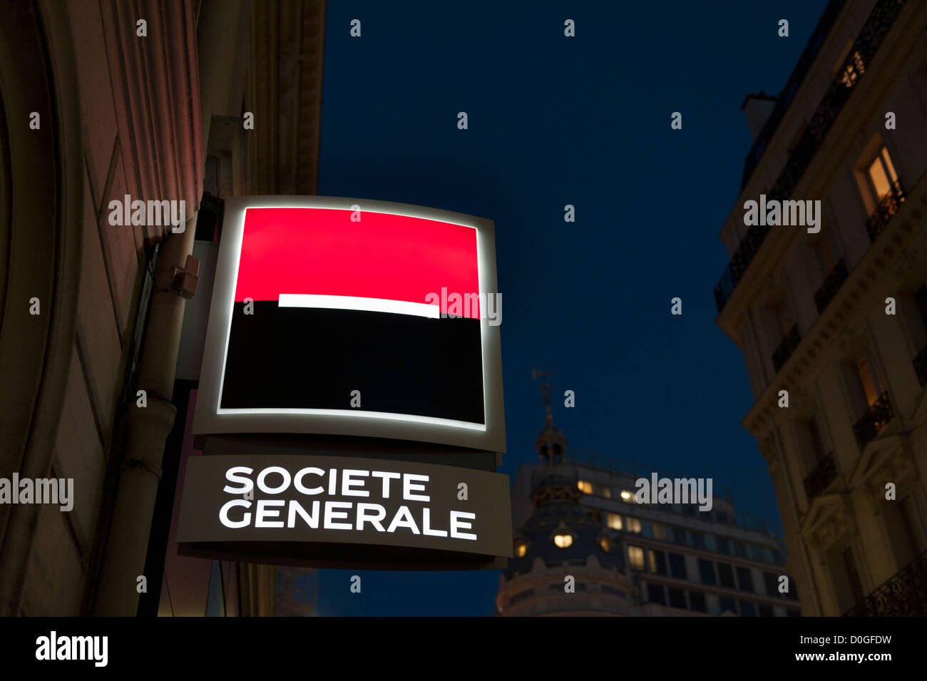 Parigi, Francia: filiale della banca francese Societe Generale di notte Foto Stock