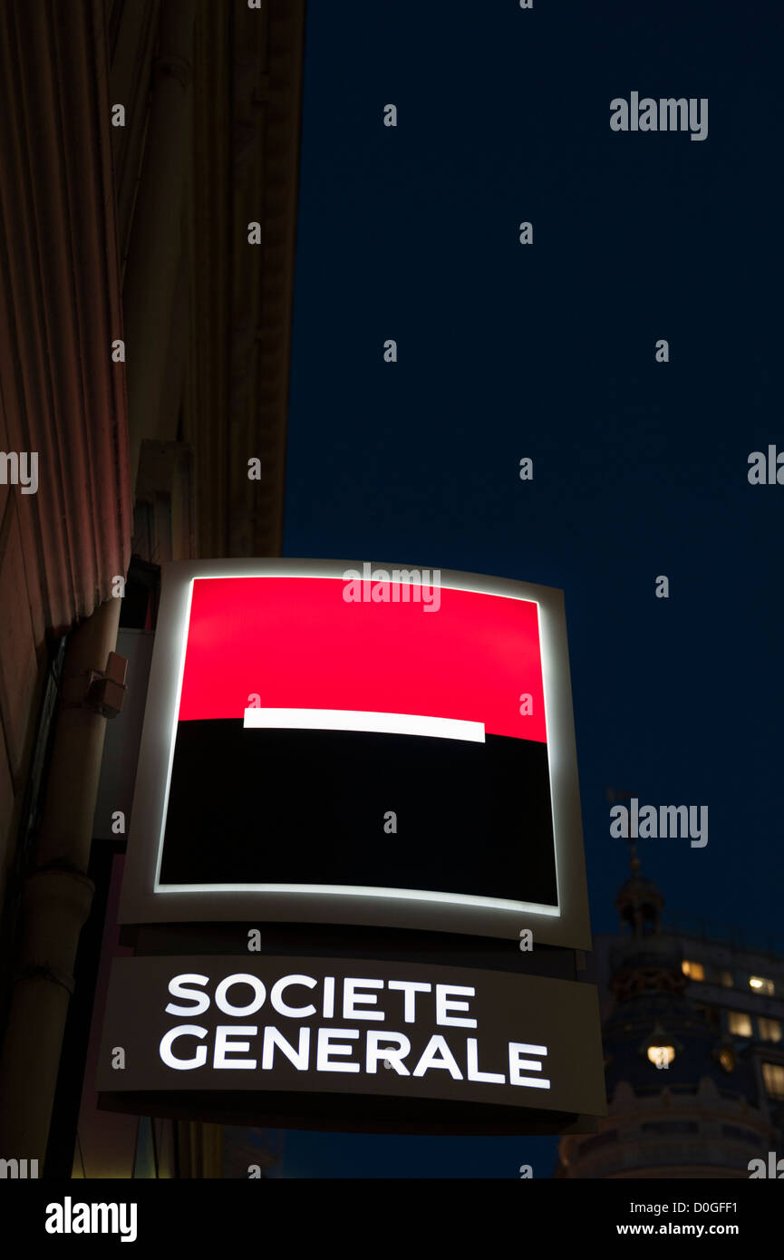 Parigi, Francia: filiale della banca francese Societe Generale di notte Foto Stock