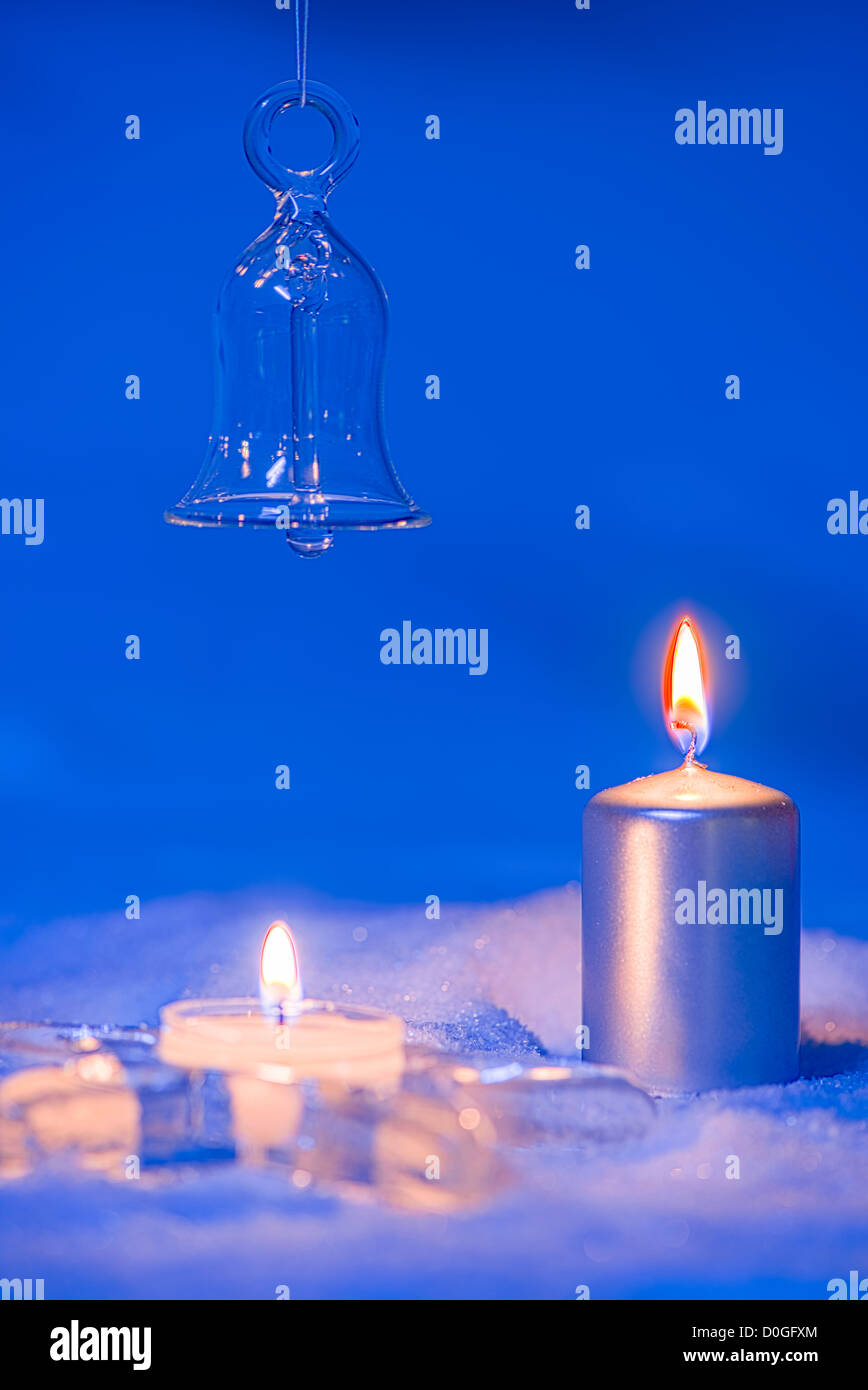 Notte santa. Campana di Natale a lume di candela. Foto Stock