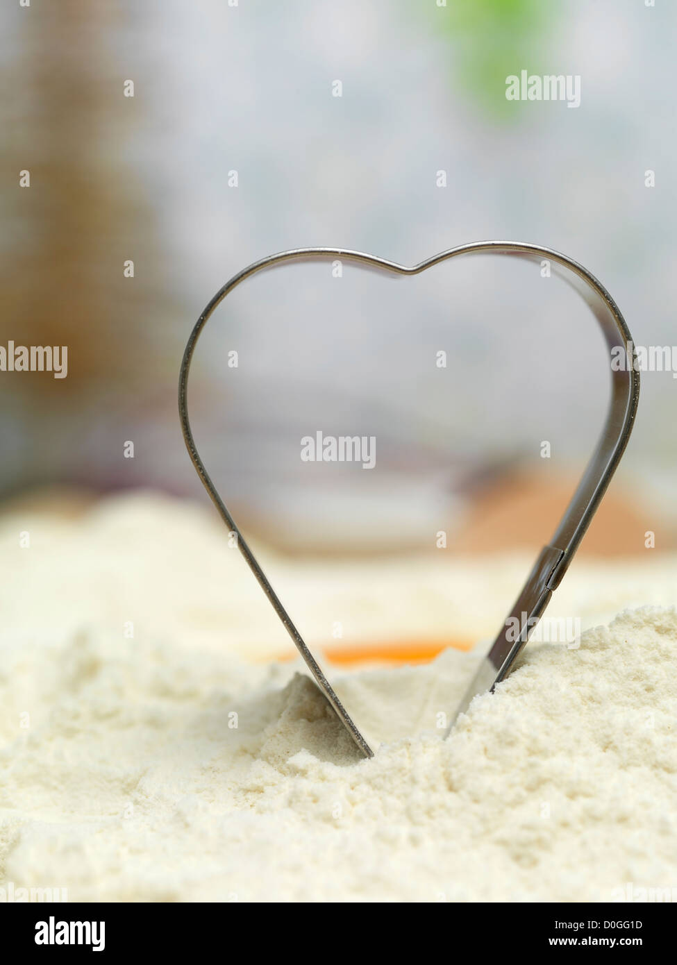 Metallo cuore di panpepato con sfondo di vacanza Foto Stock