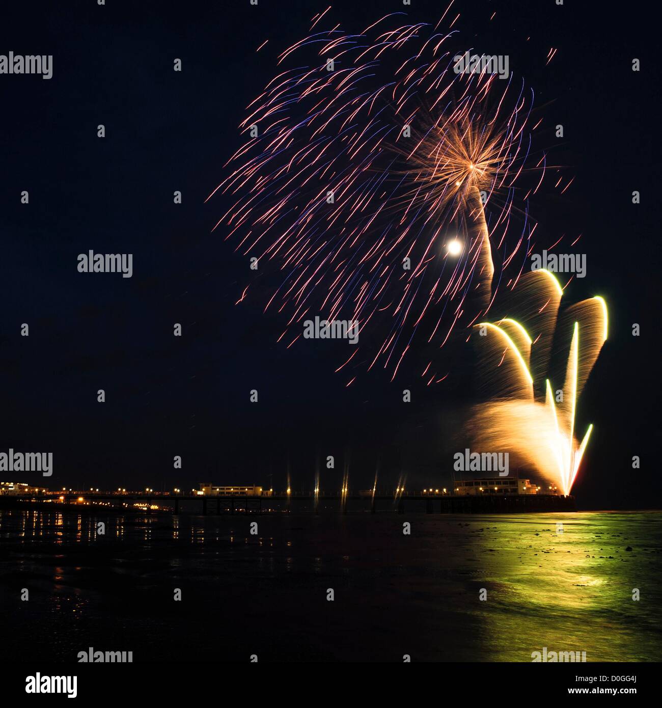 Worthing Pier fuochi d'artificio del 25/11/2012 a Worthing Pier, Worthing. Foto di Julie Edwards Foto Stock